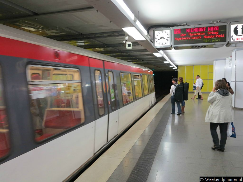 Het openbaar vervoer van Hamburg bestaat uit de metro (U-Bahn), de stadstrein (S-Bahn), de tram en de bus. Hamburg heeft vier metrolijnen. 